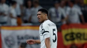 Jude Bellingham v bílém dresu Realu Madrid s číslem 5 na zádech.